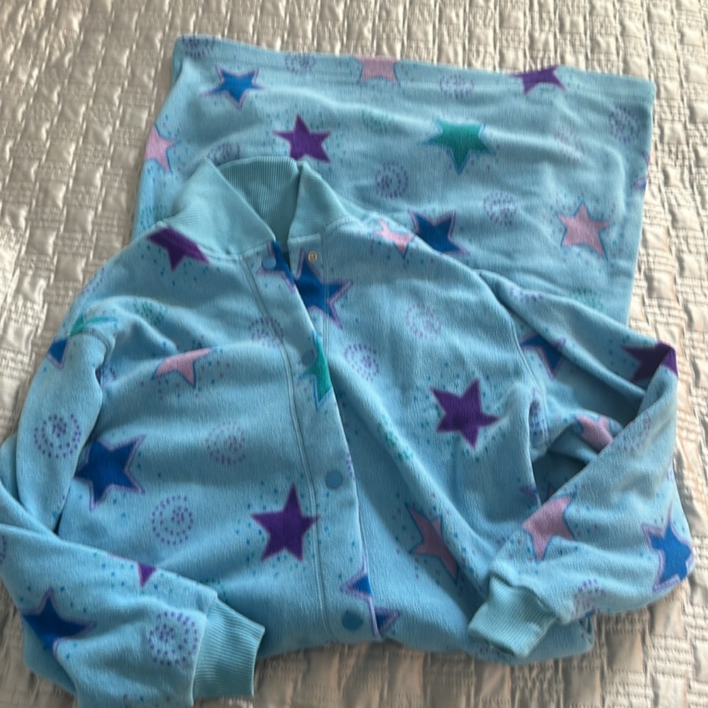 Long blue robe with stars, soft fleece cozy texture. Snaps & pockets, size small